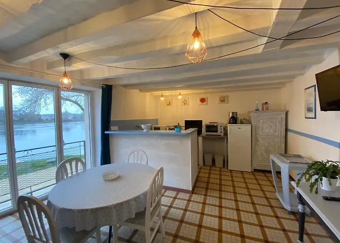 Maison Du Pecheur , Situee Sur Les Bords De La Loire Dans Un Lieu Calme Et Paisible.